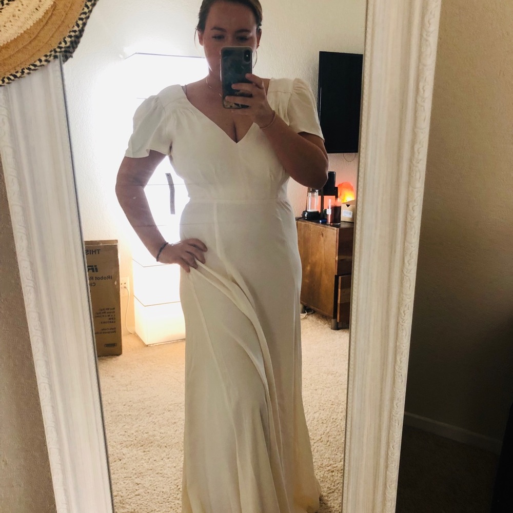 REFORMATION MIA WINTER WHITE DRESS // SIZE 10 🦋
